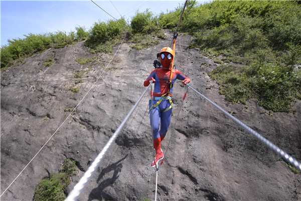 “超级英雄”挑战平江悬崖飞拉达 惊险刺激不输电影_湖南频道_凤凰网