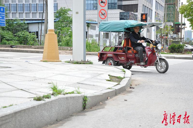 鹰潭城区无障碍设施障碍重重 残疾人通行好无