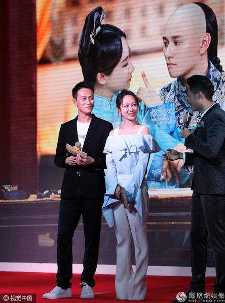 杨紫秦俊杰恋情公开后首同台 甜蜜撒狗粮(图)