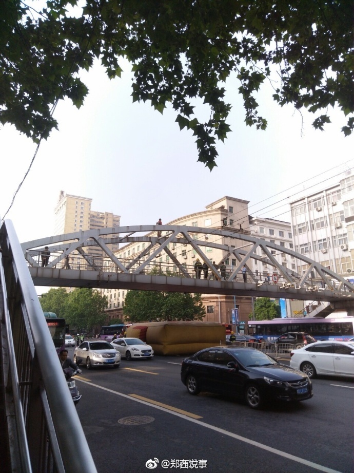 郑州紫金山金水路花园商厦天桥有人跳桥自杀，交通堵塞