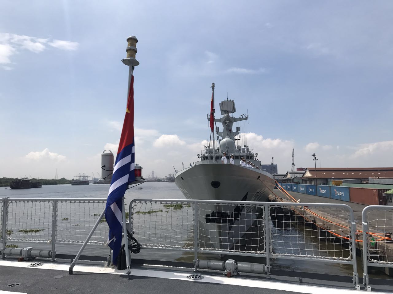 中国海军远航访问编队抵越南访问