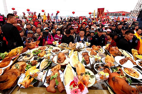 活动举行了天上圣母丁酉年崂山港东祭海绕境平安祈福典礼,现场鸣炮