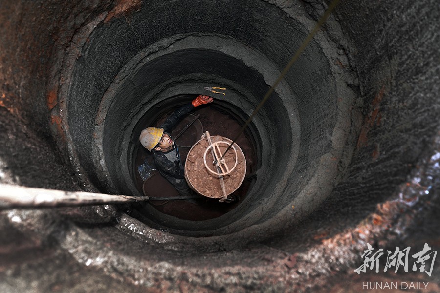 长沙“夫妻档”10米地下挖孔桩500多个_湖南频道_凤凰网