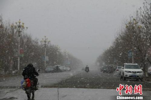 新疆多地遭遇强降雪交通严重受阻