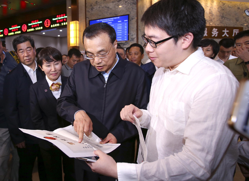 李克强冒雨探访河南新乡黄河滩区(组图)