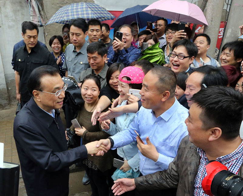 李克强冒雨探访河南新乡黄河滩区(组图)