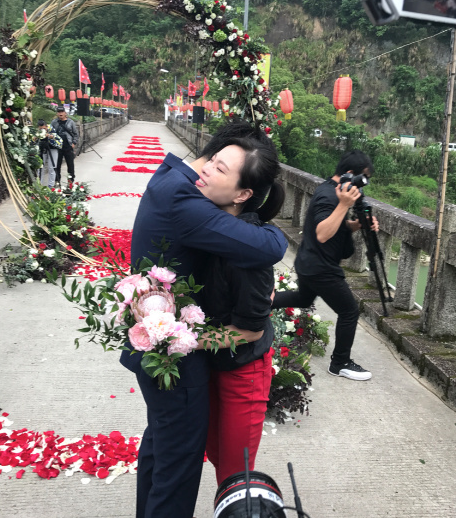 结束8年恋爱长跑！吴敏霞含泪接受张效诚求婚 网友：赶紧结婚早生贵子