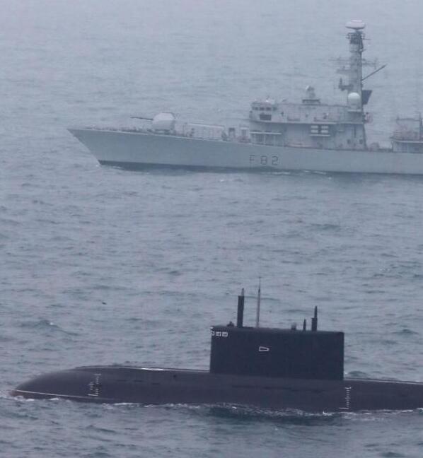 左右护法？俄潜艇换防途中遭美英军舰贴身跟踪