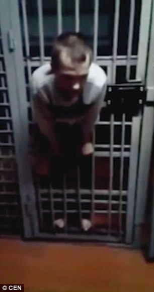 蠢！俄罗斯囚犯试图钻出牢门 却被卡在栏杆上
