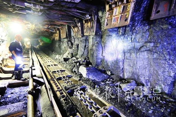 坐落于京杭大运河之畔安居煤矿是济矿集团最新的矿井,无人值守的主副