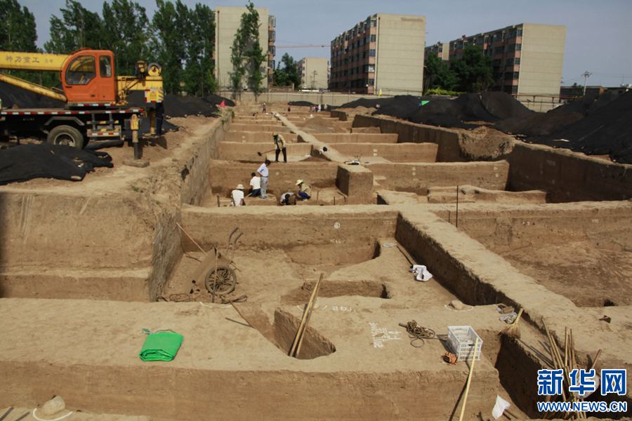 现1800年前少数民族特征墓葬群 目前考古人员正在对古墓下方殷商时期