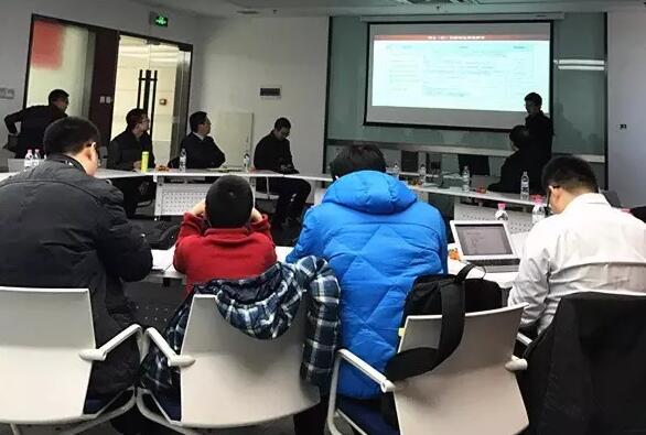 围绕青岛市、青岛蓝谷博士后、博士的相关政策,各位博士后、博士就创新创业的酸甜苦辣进行了热烈而深刻的讨论。 博士具有较深的技术基础,但未经过社会工作的历练,缺乏经营管理能力,如何能够参与创新创业,张磊博士结合自身经历,介绍了他在研究院科研期间历经的科技工作,管理培养,讲了自己第一次带团队、第一次跑业务、第一次业绩亏损的酸,及第一个产品下线、第一个业务合同的签署、第一次回款的甜,姜大川博士就研究院发展阶段提到为了获得科技业务绞尽脑汁创新模式、每月审批资金看到现金存量下降、政策出台支持迟迟无法到位的苦,及研究