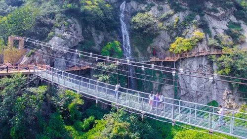 河南站首页 旅游 中原名景 正文七峰山悬空绝壁栈道,又被称为"七峰