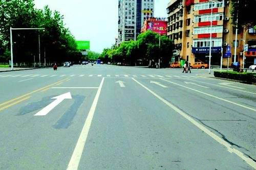 上海一路口只有直行箭头 车主右转被罚不服起诉交警
