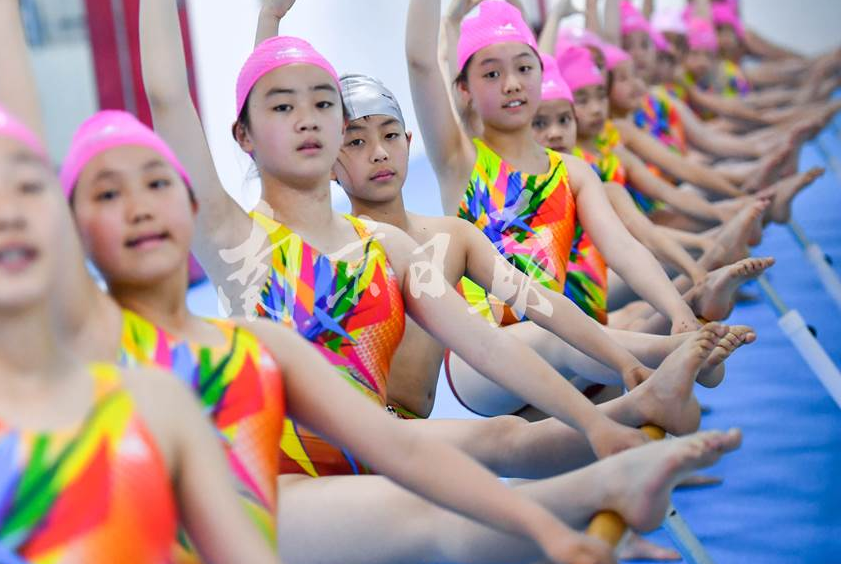 5月20日,南京风之曲花样游泳俱乐部的小队员们正在进行出征前的最后