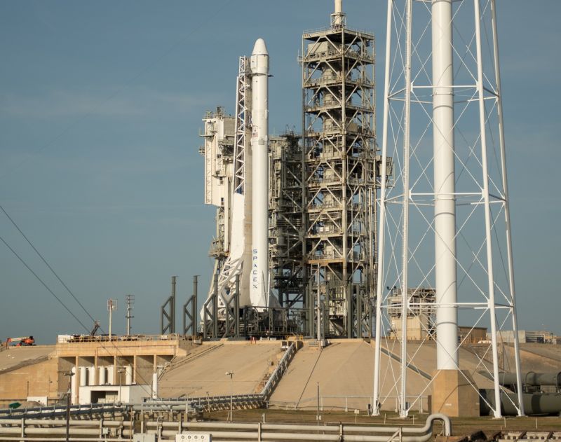 发射场遭闪电 SpaceX推迟首次重复使用龙货运飞船任务