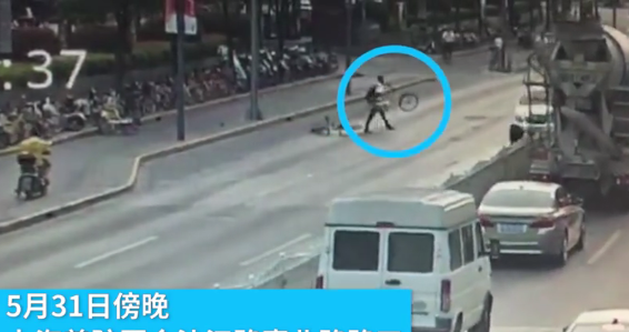 男子被辞退后买醉 把共享单车扔上海马路上泄愤