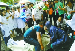 众路人雨中助产救人 用身体搭起“临时产房” - 草根练剑 - 草根练剑