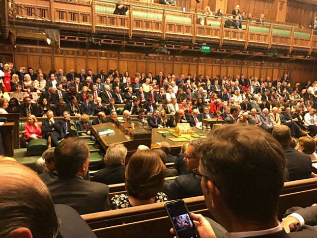 英国议会上,议员看了这张照片引发争议 (组图)