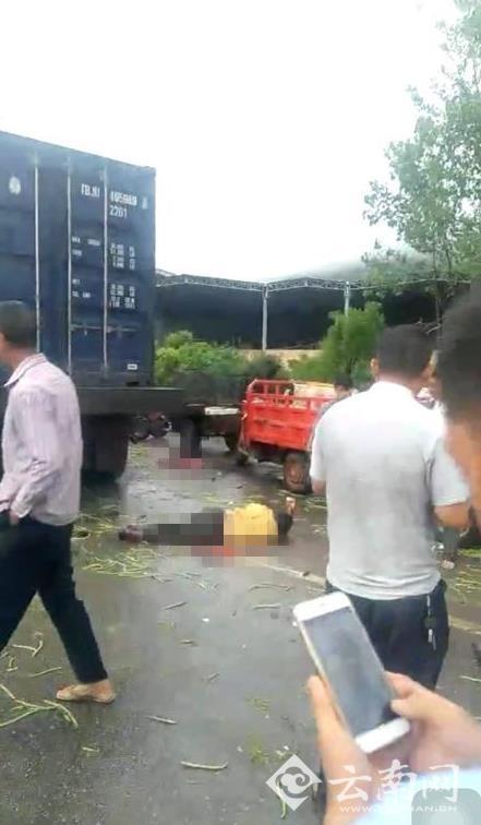 云南通海一货车与多辆三轮车相撞 致1死18伤