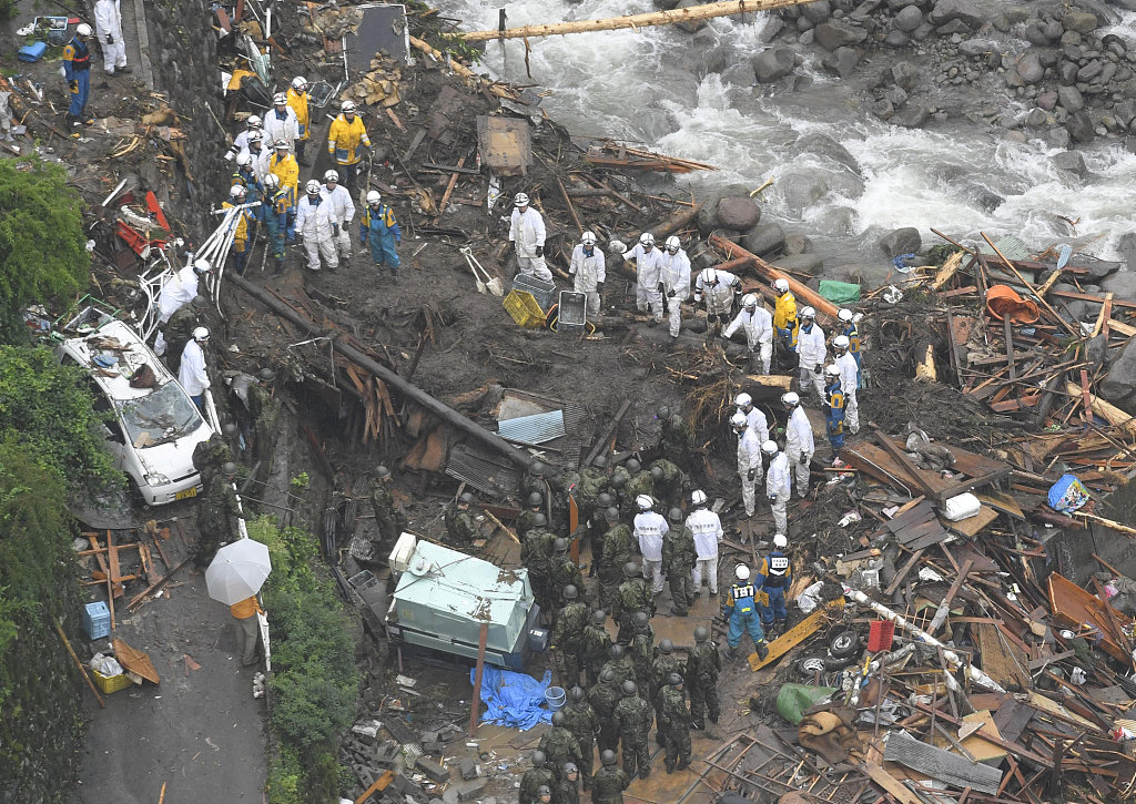 日本罕见暴雨破纪录 45万人紧急撤离