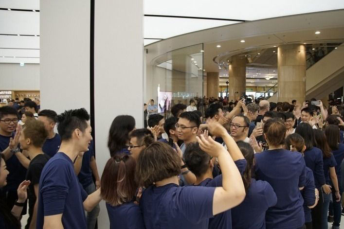 台湾终迎首家苹果店 大陆网友：村里终于通电了！