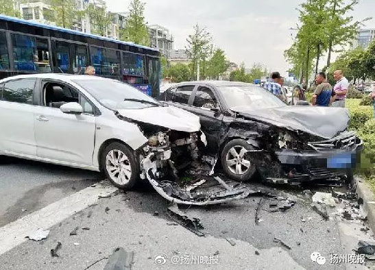 扬州三车连撞：一辆奥迪蹭到大众 大众又撞到了雪铁龙
