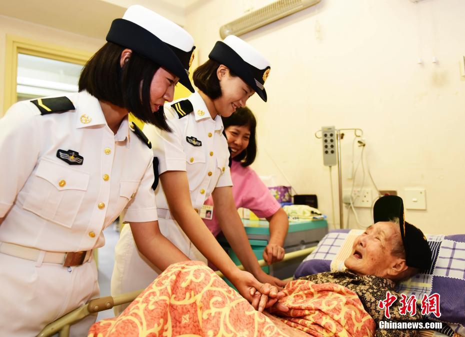 辽宁舰士兵探访香港安老院 110岁长者流下感动的眼泪