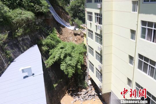 云南一电影院背后山体滑坡致9人被困 有人大喊救命