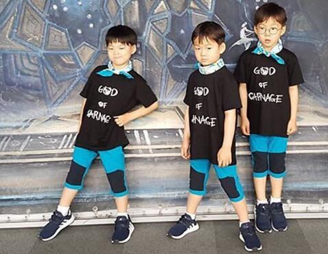 大韩民国三胞胎曝近况照褪去婴儿肥变身小男子汉_娱乐频道_凤凰网