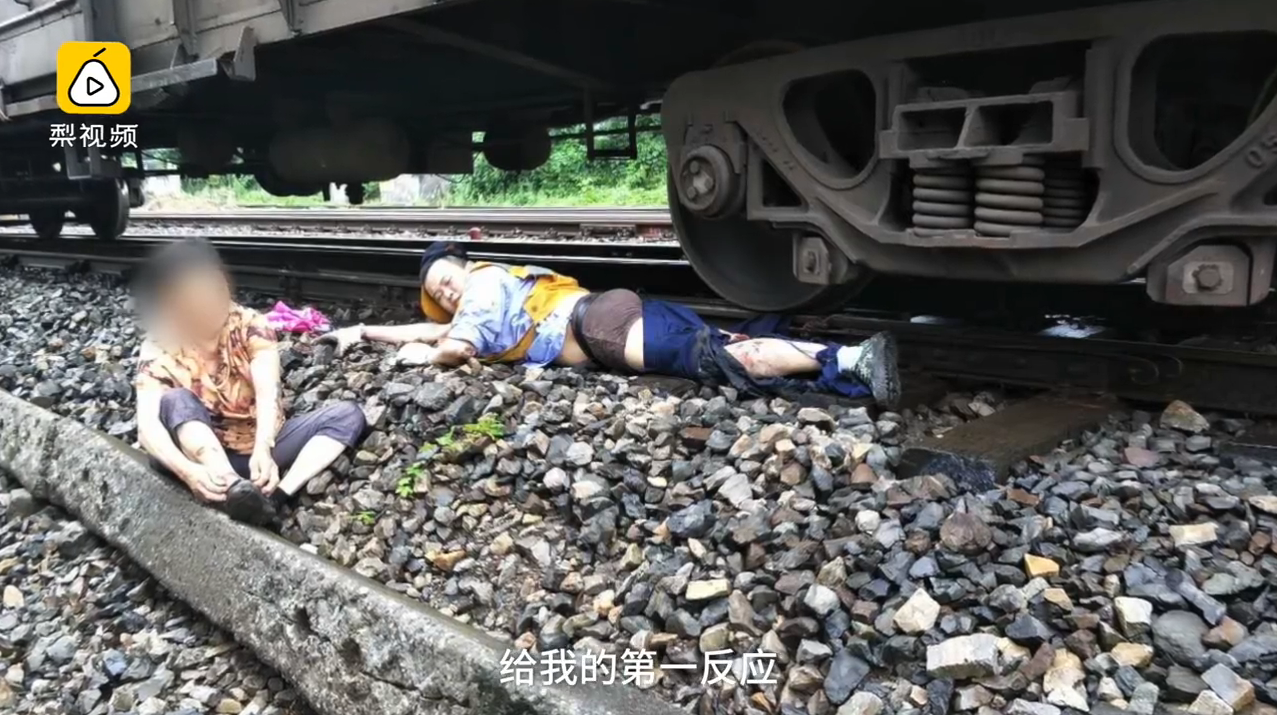男子跳火车救人截肢 获救老人下跪感谢