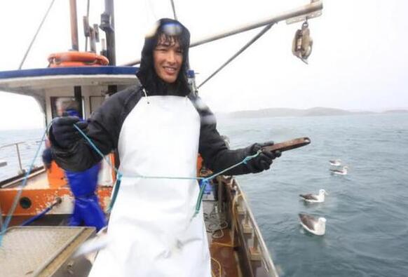 锦荣节目中登船遇大海浪 意外捕获数条鲨鱼