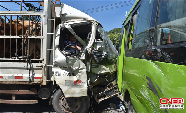 福建漳州一货车与公交车相撞致1人被困 消防紧急救援