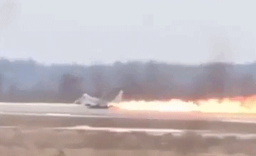 从视频中可见,该战机正在跑道准备起飞,机尾突然起火,一连串火花紧随