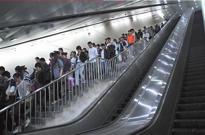 武汉一地铁站换乘电梯18米高 上下温差近18℃