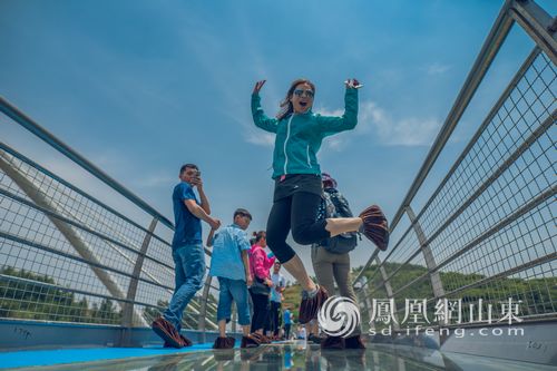 媒体记者齐聚淄博潭溪山 体验山东首例高空玻