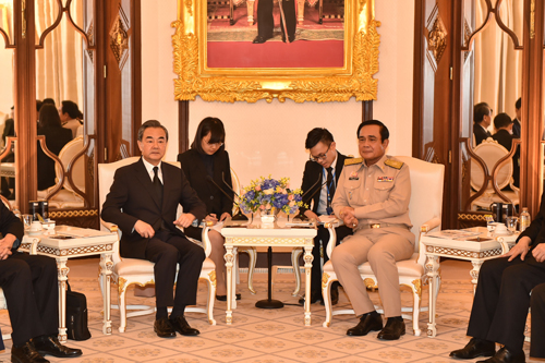 泰国总理会见王毅：支持中泰铁路项目
