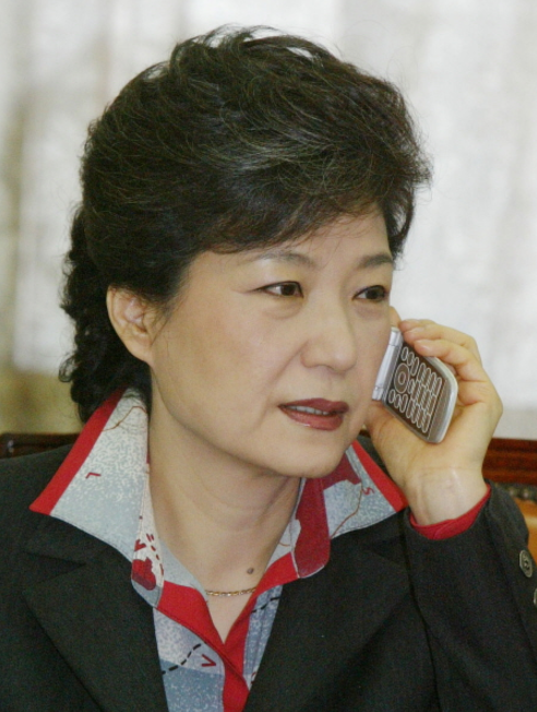 朴槿惠庭审看手机挨批 律师：就看了眼她自己的新闻