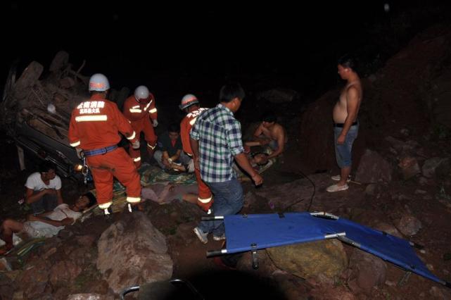 云南宾川县面包车坠崖 事故致1人遇难3人重伤