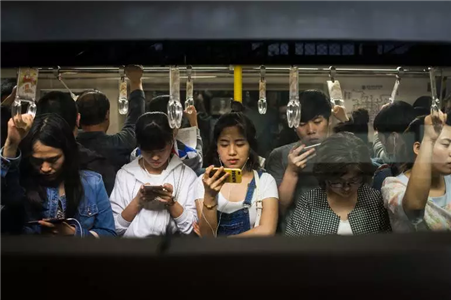 生活在北京,挤地铁是一件很多人都躲不过的事儿.