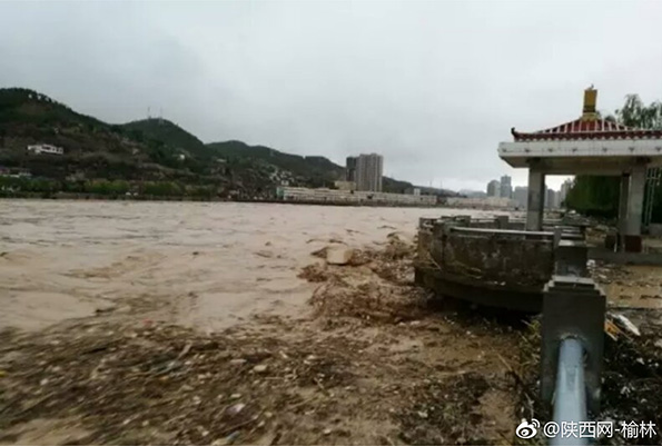 陕西榆林发溃坝预警：水库漫溢，立即撤离下游民众