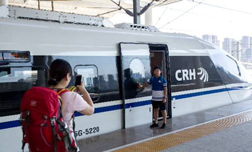 crh5g型技术提升动车组正式投入宝兰高铁运营
