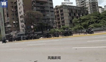 图为军警骑摩托行进时被炸弹袭击.
