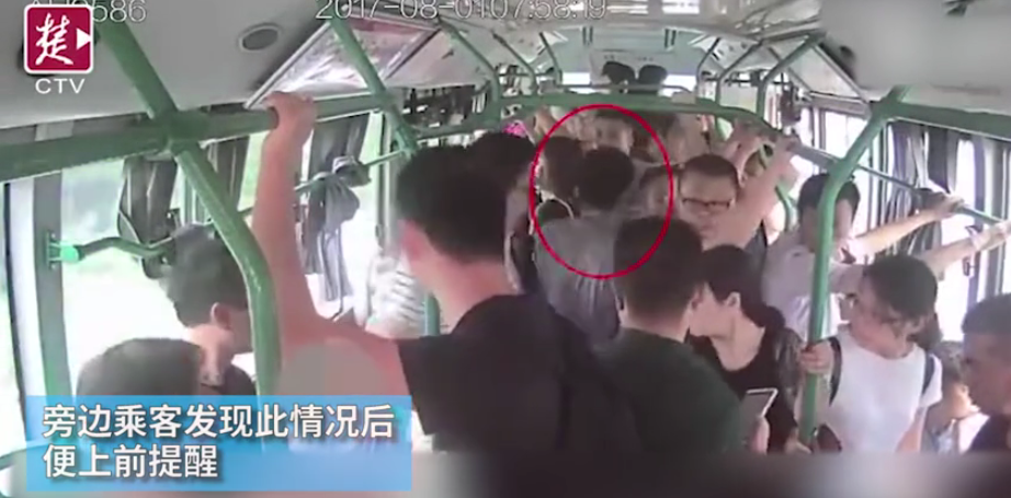 8月1日,湖北武汉一辆552路公交车上,一男子用手机偷拍女乘客胸部,被