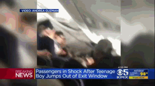 美国熊孩子在飞机降落时打开应急门 跳下飞机