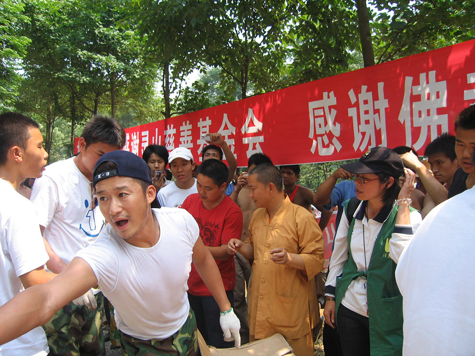 2008年汶川大地震期间,什邡罗汉寺方丈素全法师抗震救灾的事迹感动了