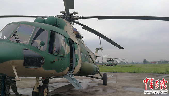 陆航部队4架直升机飞往九寨沟地震灾区执行救灾任务