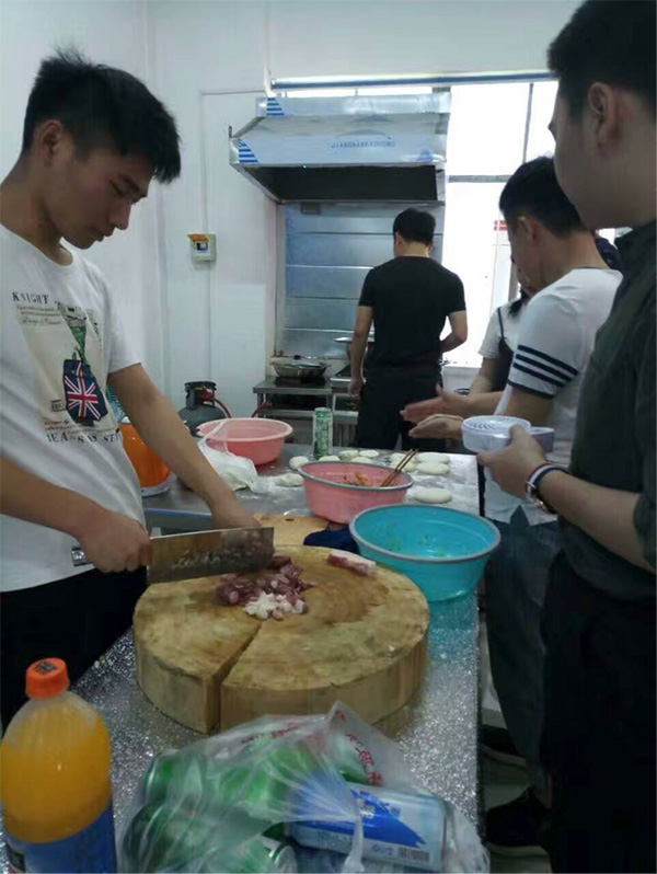大学生创办共享厨房：十元用一次 学校审核食材