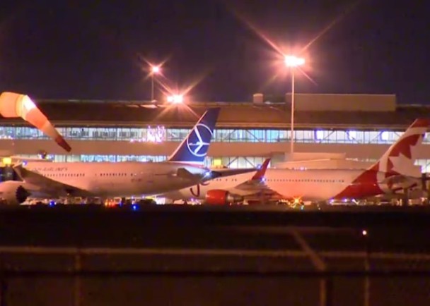 多伦多国际机场两飞机意外擦撞机翼 毁损严重