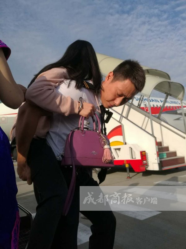 首个救灾加班航班返回成都 今晨带回127名滞留旅客